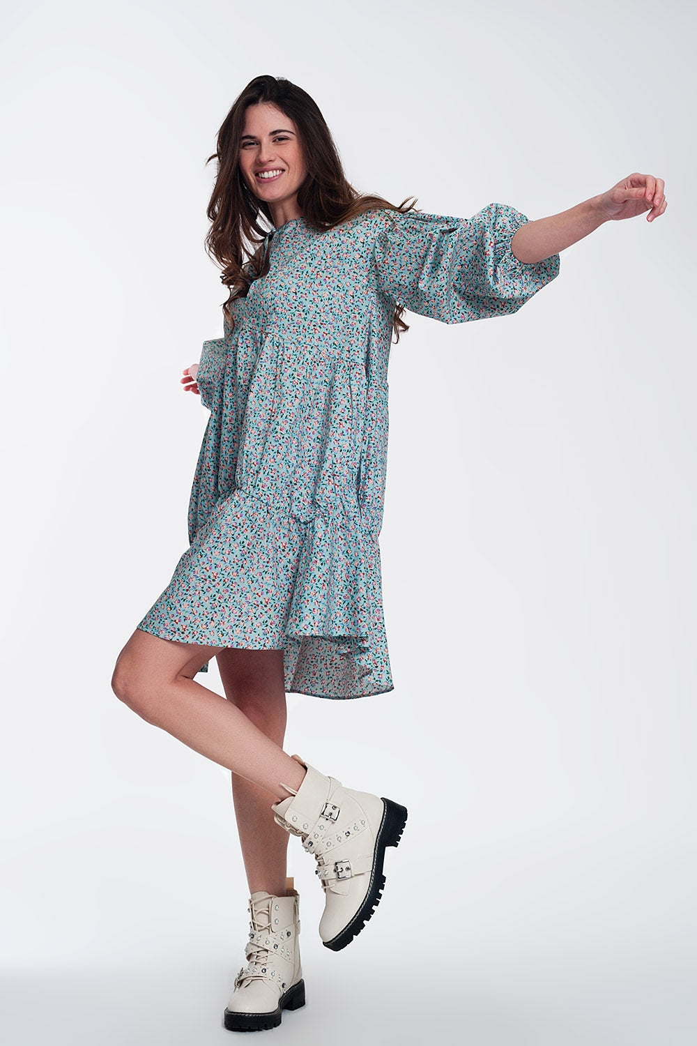Vestido curto de babydoll com mangas bufantes e bainha com desenho floral