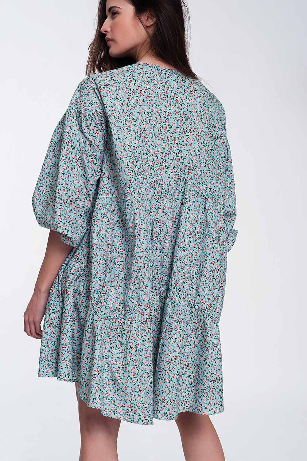 Vestido curto de babydoll com mangas bufantes e bainha com desenho floral