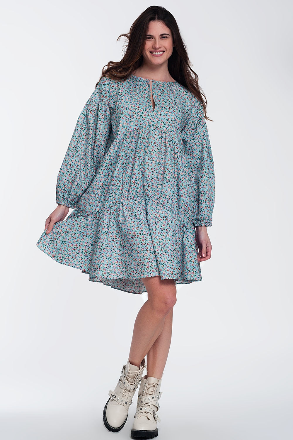Vestido curto de babydoll com mangas bufantes e bainha com desenho floral