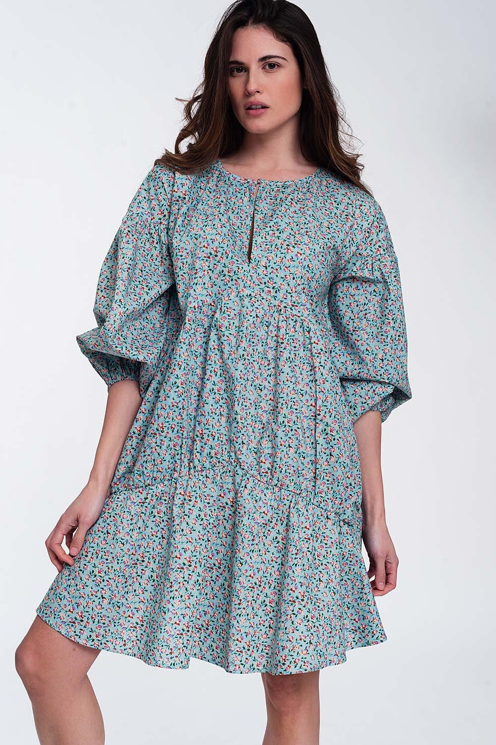 Vestido curto de babydoll com mangas bufantes e bainha com desenho floral
