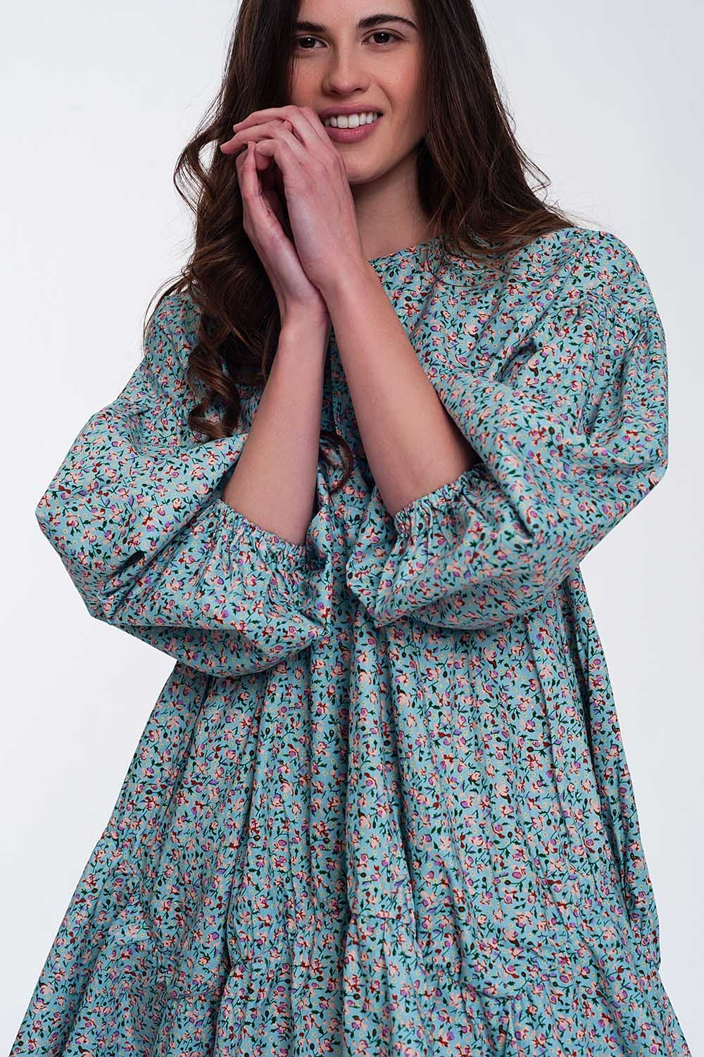 Vestido curto de babydoll com mangas bufantes e bainha com desenho floral
