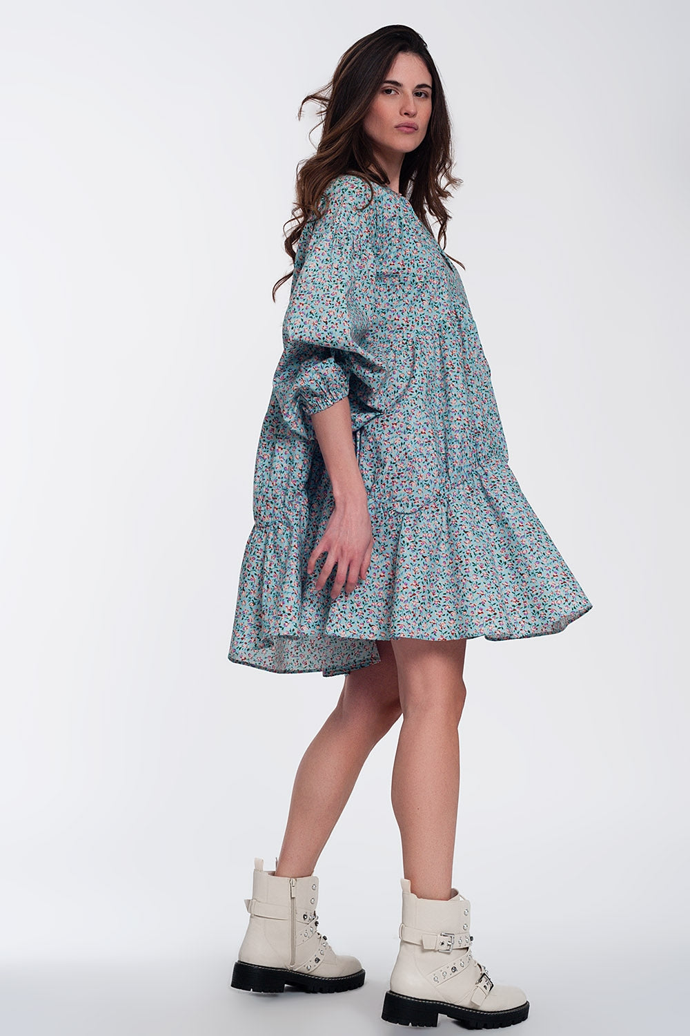 Vestido curto de babydoll com mangas bufantes e bainha com desenho floral