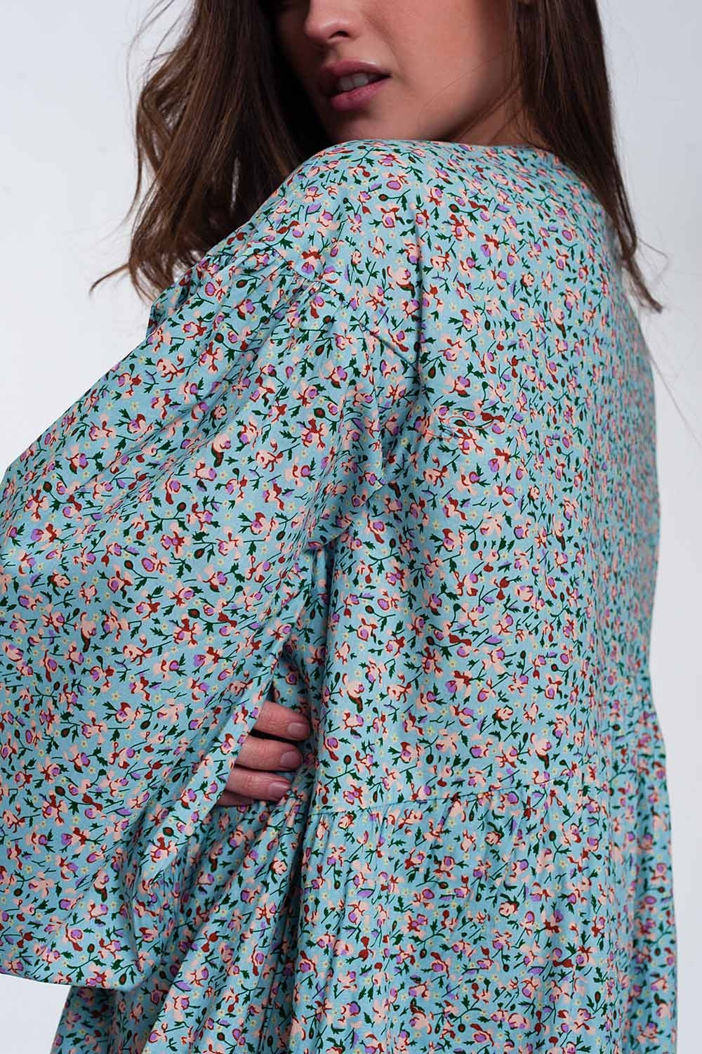Vestido curto de babydoll com mangas bufantes e bainha com desenho floral