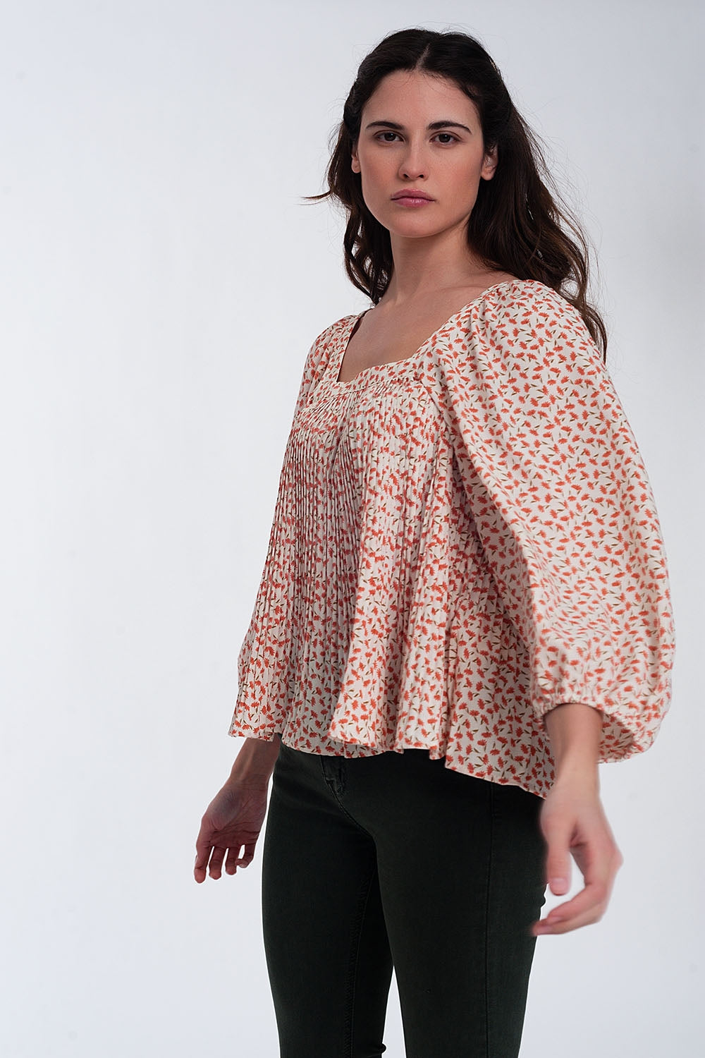 Top floral coral com decote quadrado e mangas insufláveis
