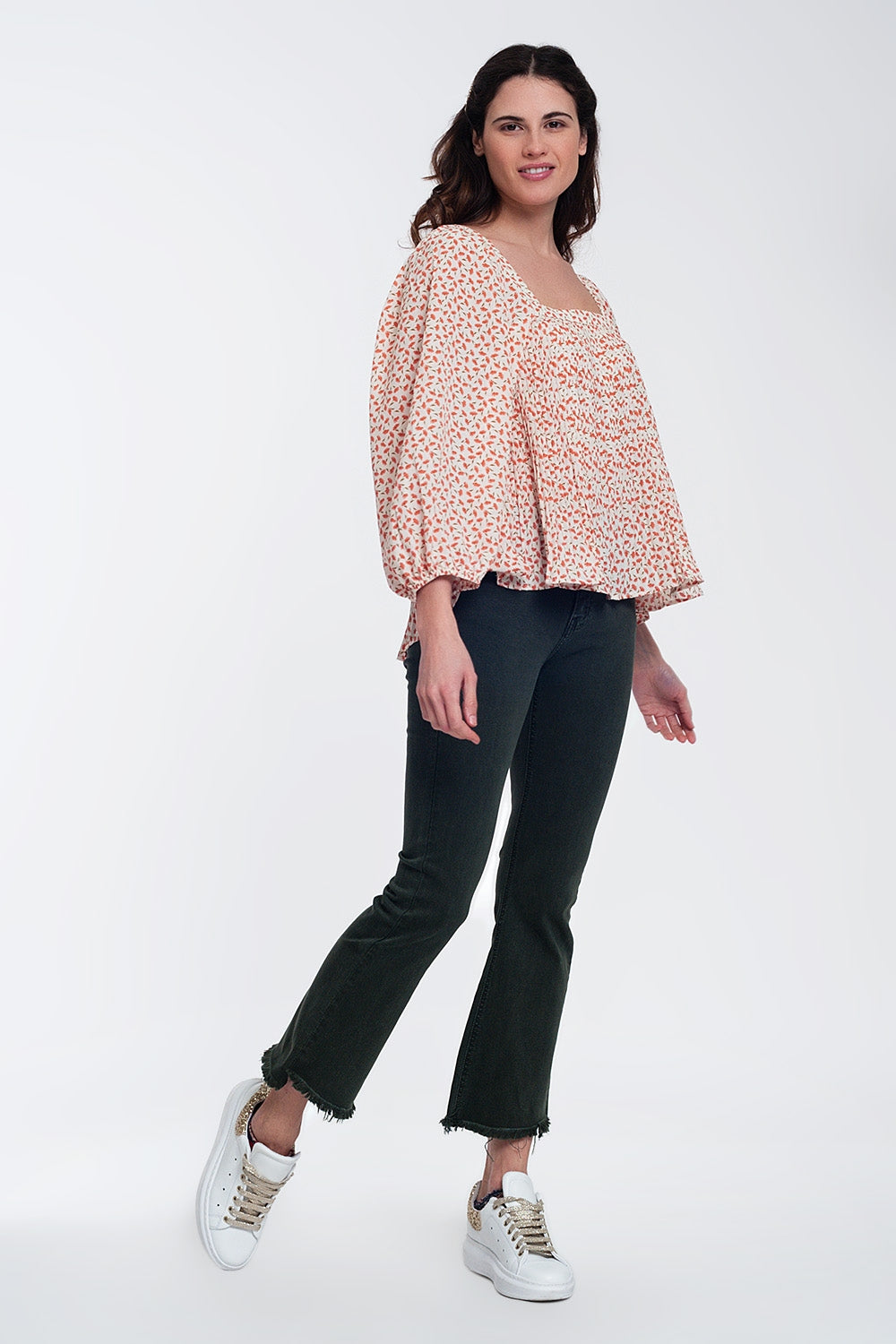Top floral coral com decote quadrado e mangas insufláveis