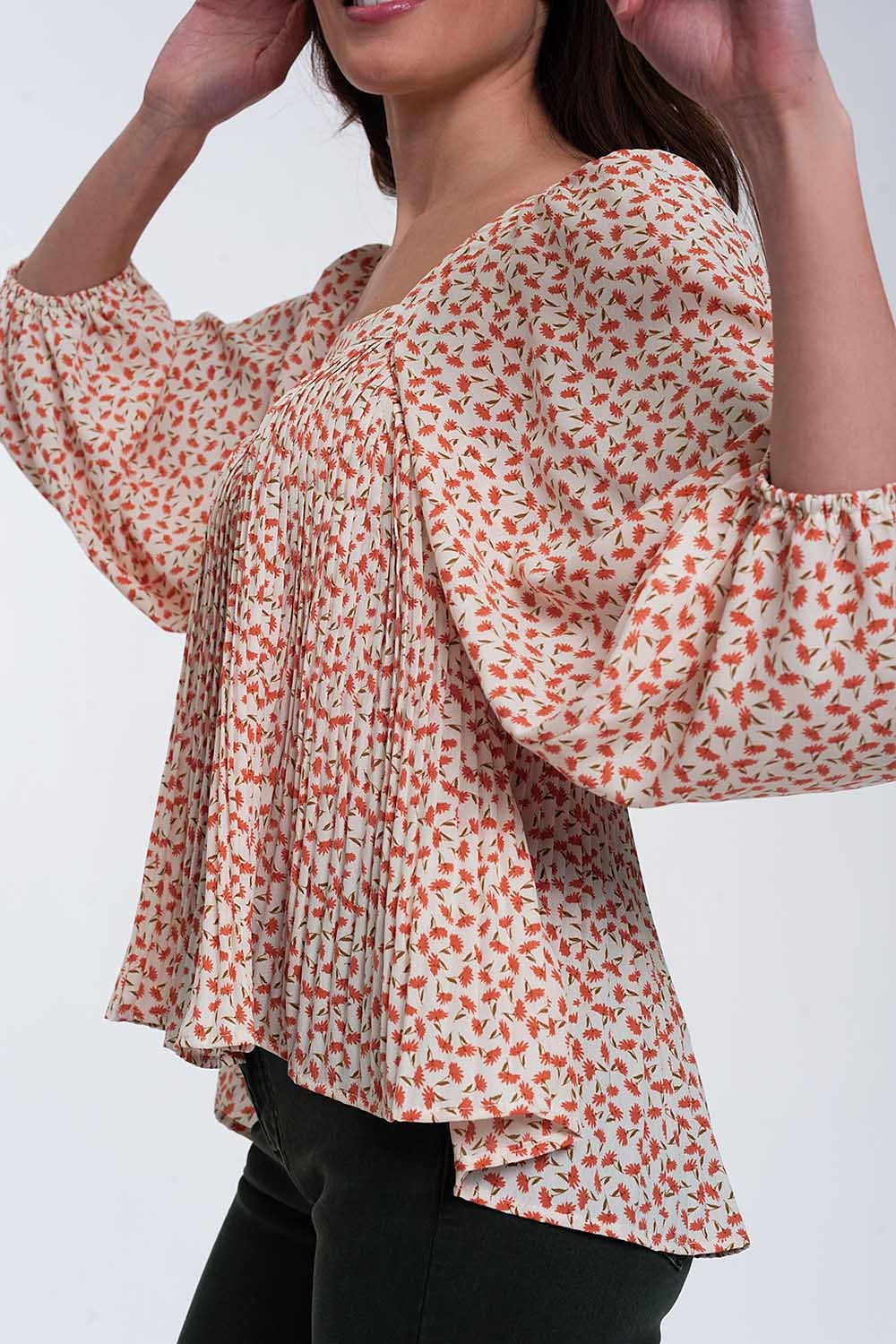 Top floral coral com decote quadrado e mangas insufláveis