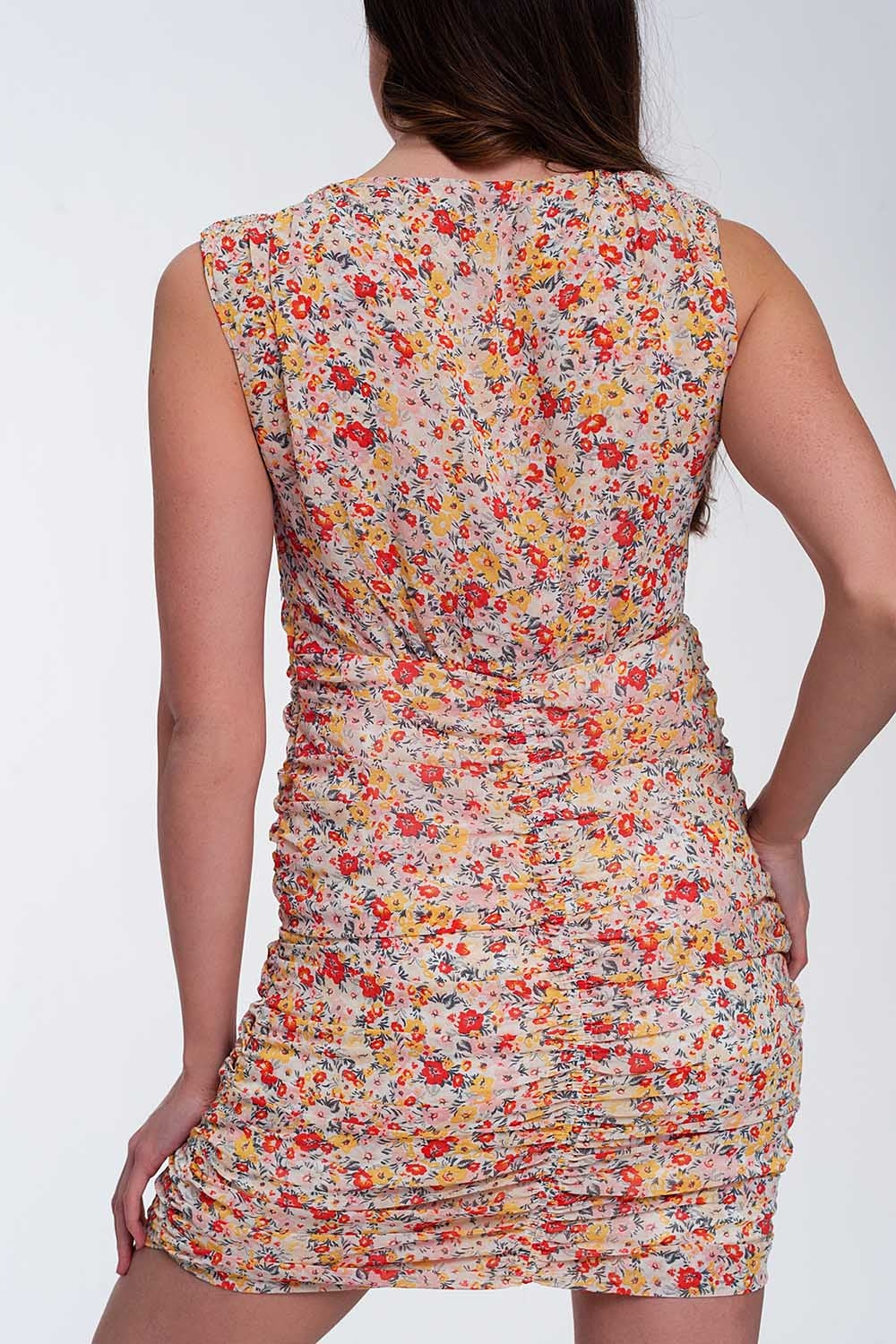 Vestido curto colhido com flores múltiplas