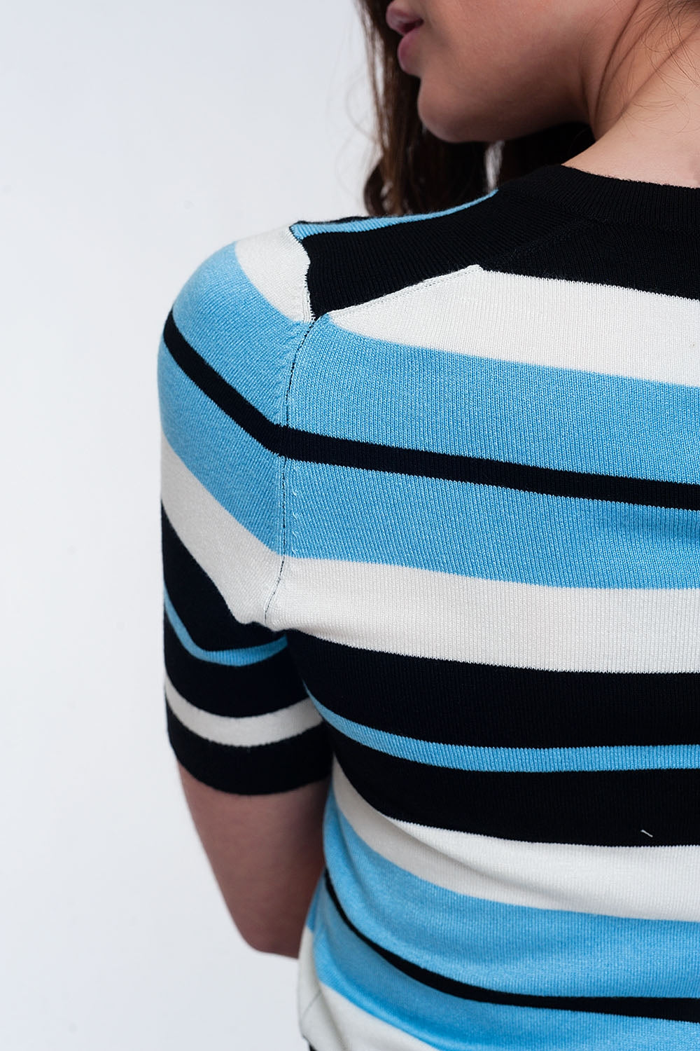 Camisola azul multicolorida de corte quadrado às riscas de pescoço redondo