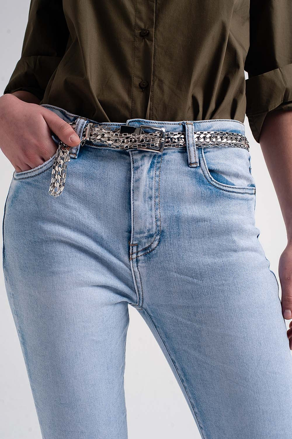 Jeans retos com tornozelos dobrados em azul