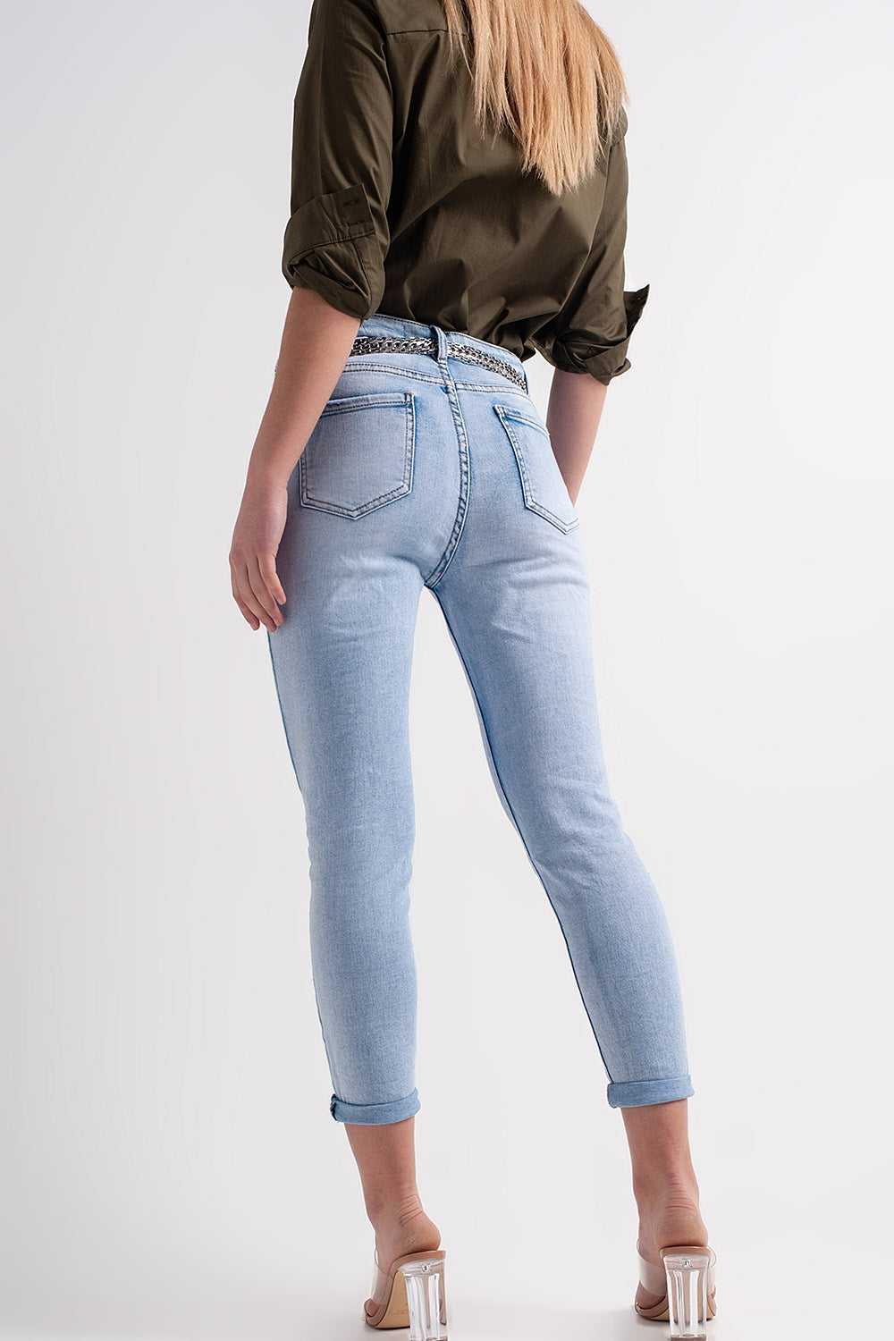 Jeans retos com tornozelos dobrados em azul