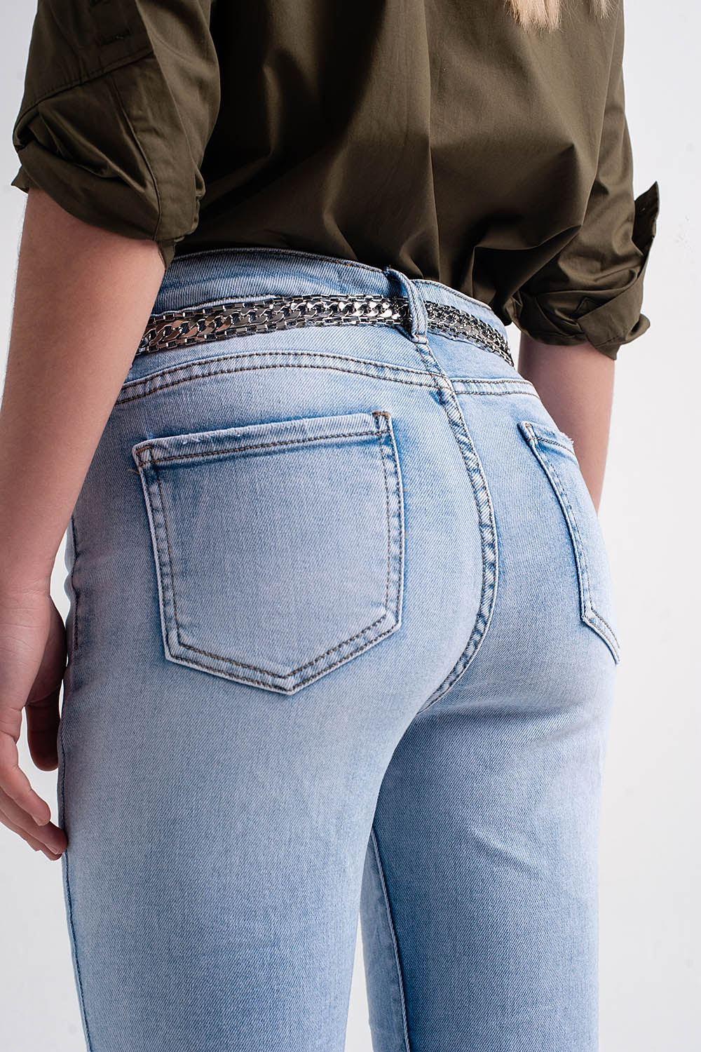 Jeans retos com tornozelos dobrados em azul