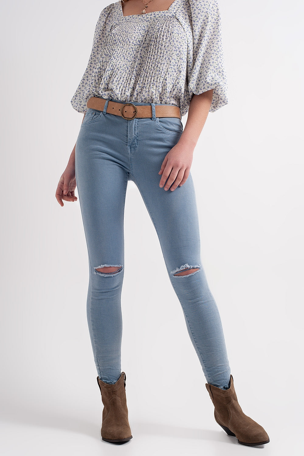 Calças de ganga azul skinny com rasgões nos joelhos