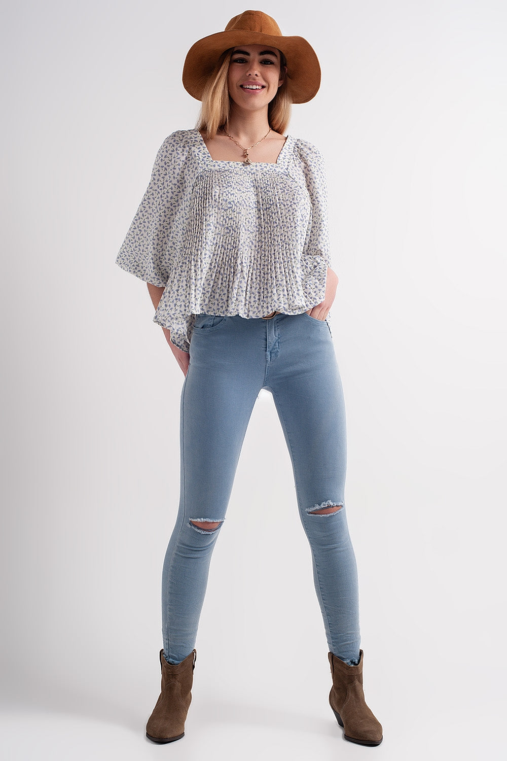 Calças de ganga azul skinny com rasgões nos joelhos
