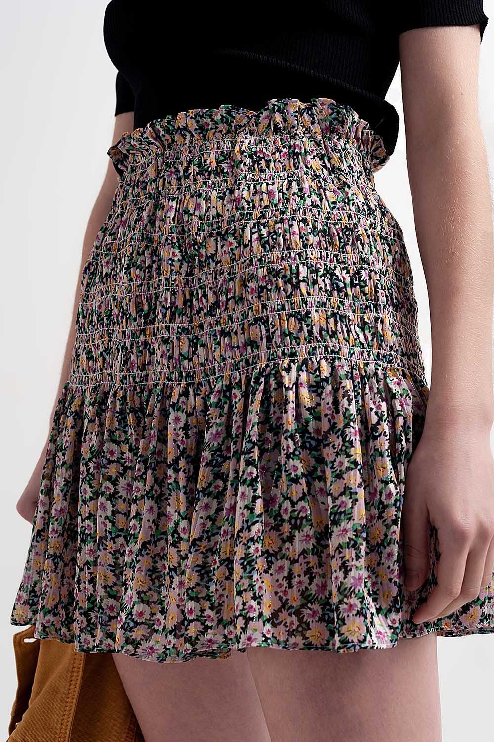 Saia preta com estampado floral e desenho em rufo