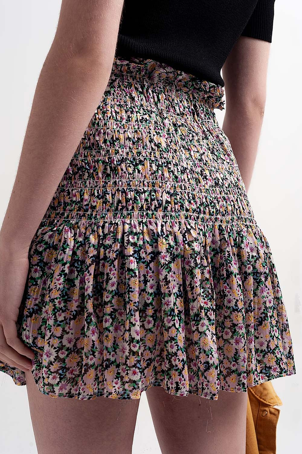 Saia preta com estampado floral e desenho em rufo