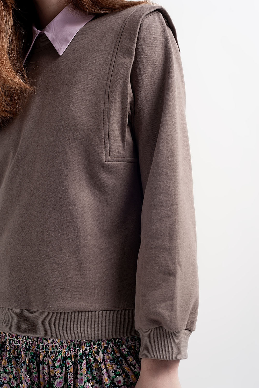 Camisola com detalhes do ombro em cinzento