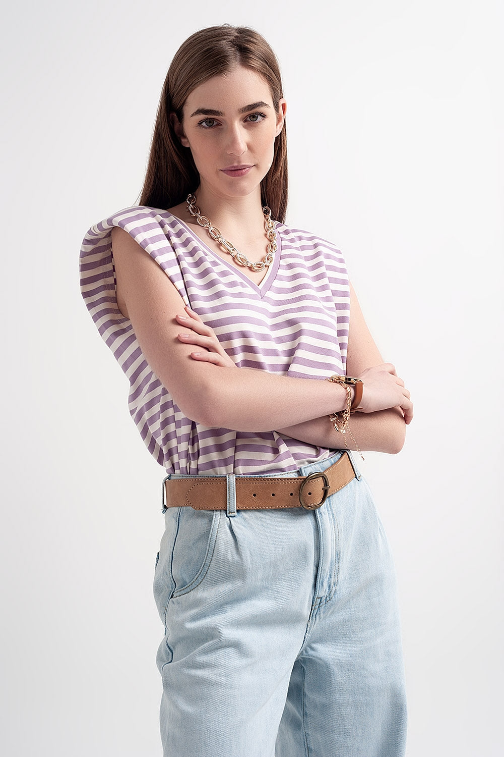 T-shirt sem mangas listradas roxas com ombros acolchoados