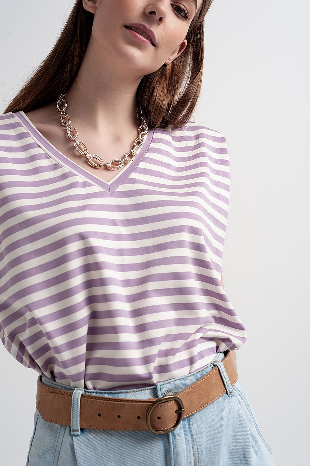 T-shirt sem mangas listradas roxas com ombros acolchoados