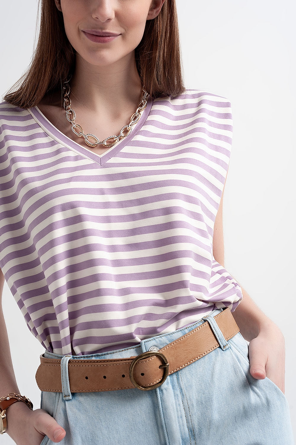 T-shirt sem mangas listradas roxas com ombros acolchoados