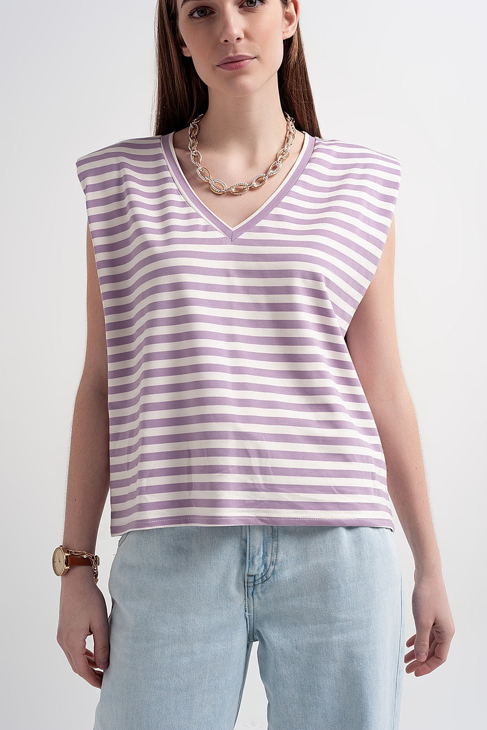 T-shirt sem mangas listradas roxas com ombros acolchoados