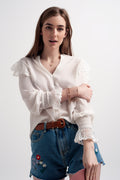Blusa com volume nas mangas e rufos nos punhos em cor creme.