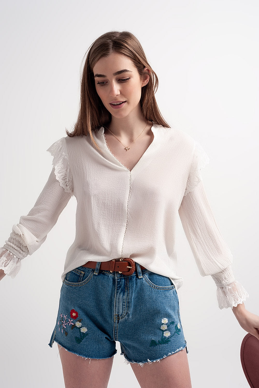 Blusa com volume nas mangas e rufos nos punhos em cor creme.