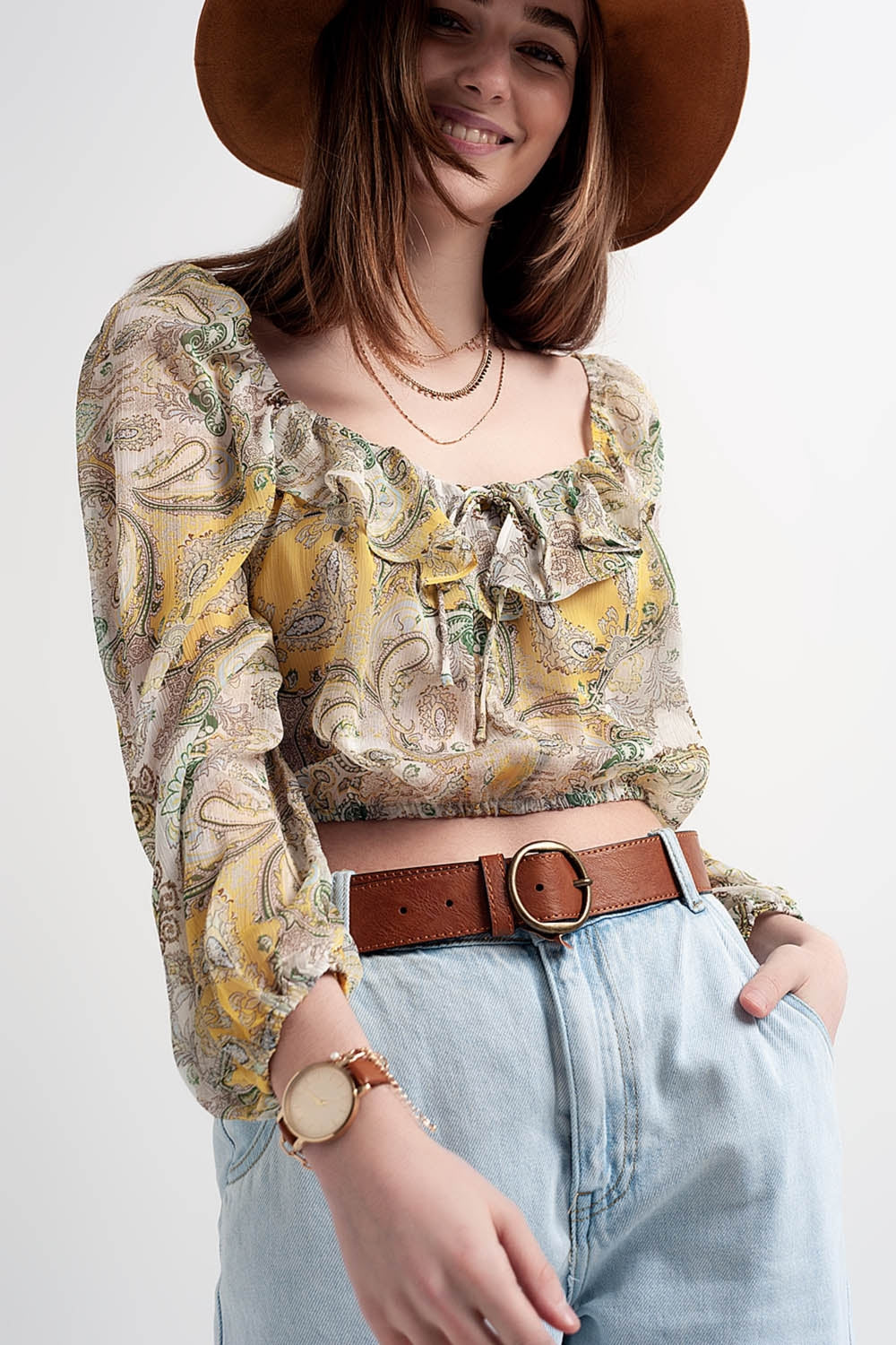 top de manga comprida com cintura shirred e detalhe de gravata em impressão de cachemir