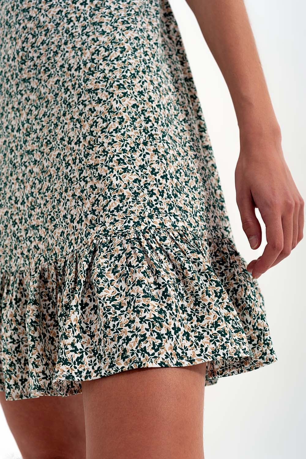 Abito corto con stampa floreale e ruches sulle maniche di colore verde