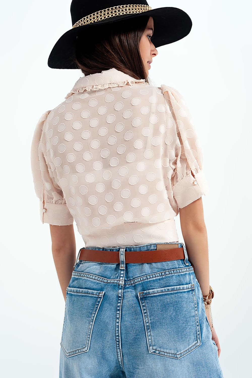 Blusa bege Polka dot com colarinho de babete e botões embelezados
