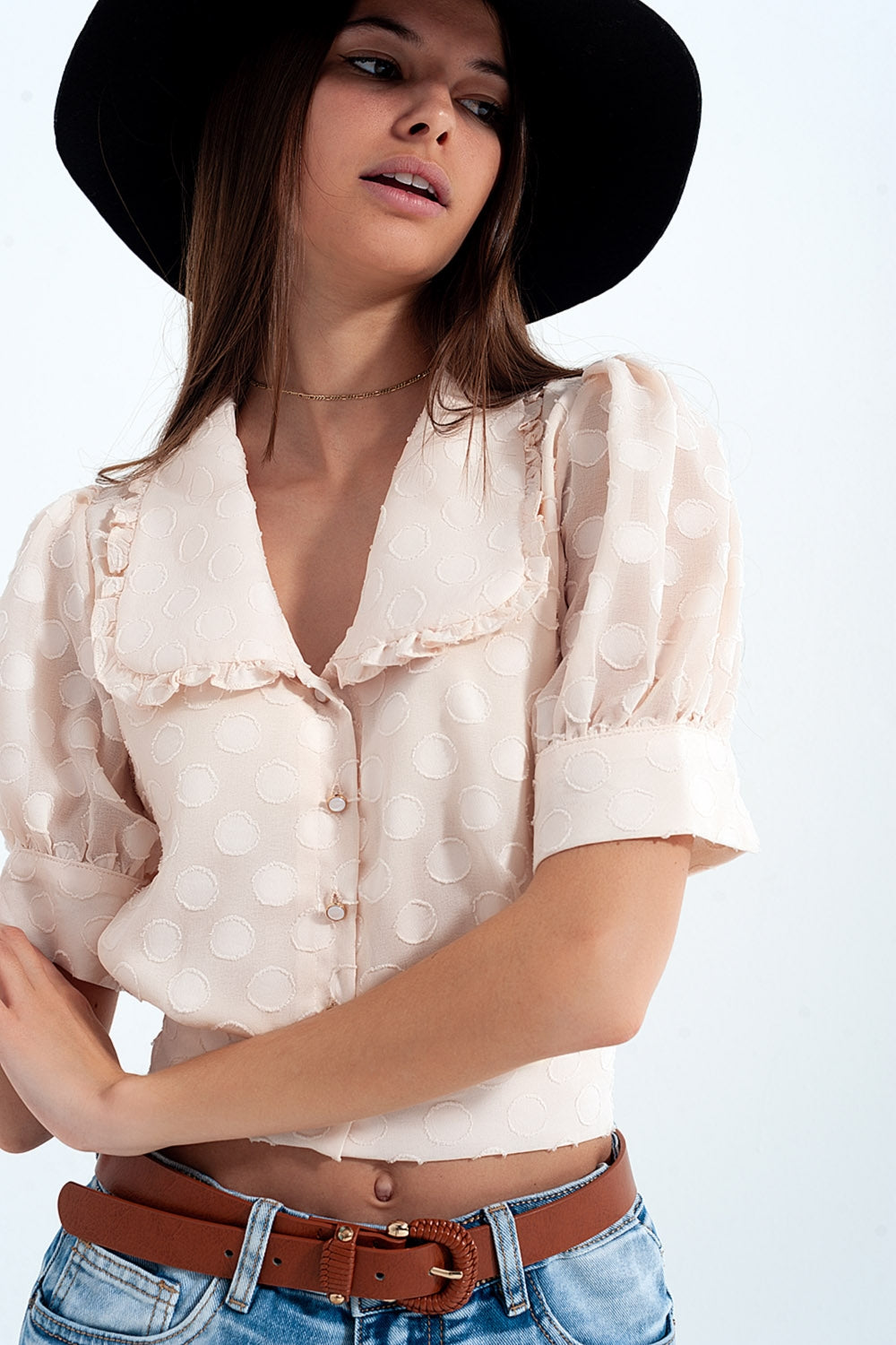 Blusa bege Polka dot com colarinho de babete e botões embelezados