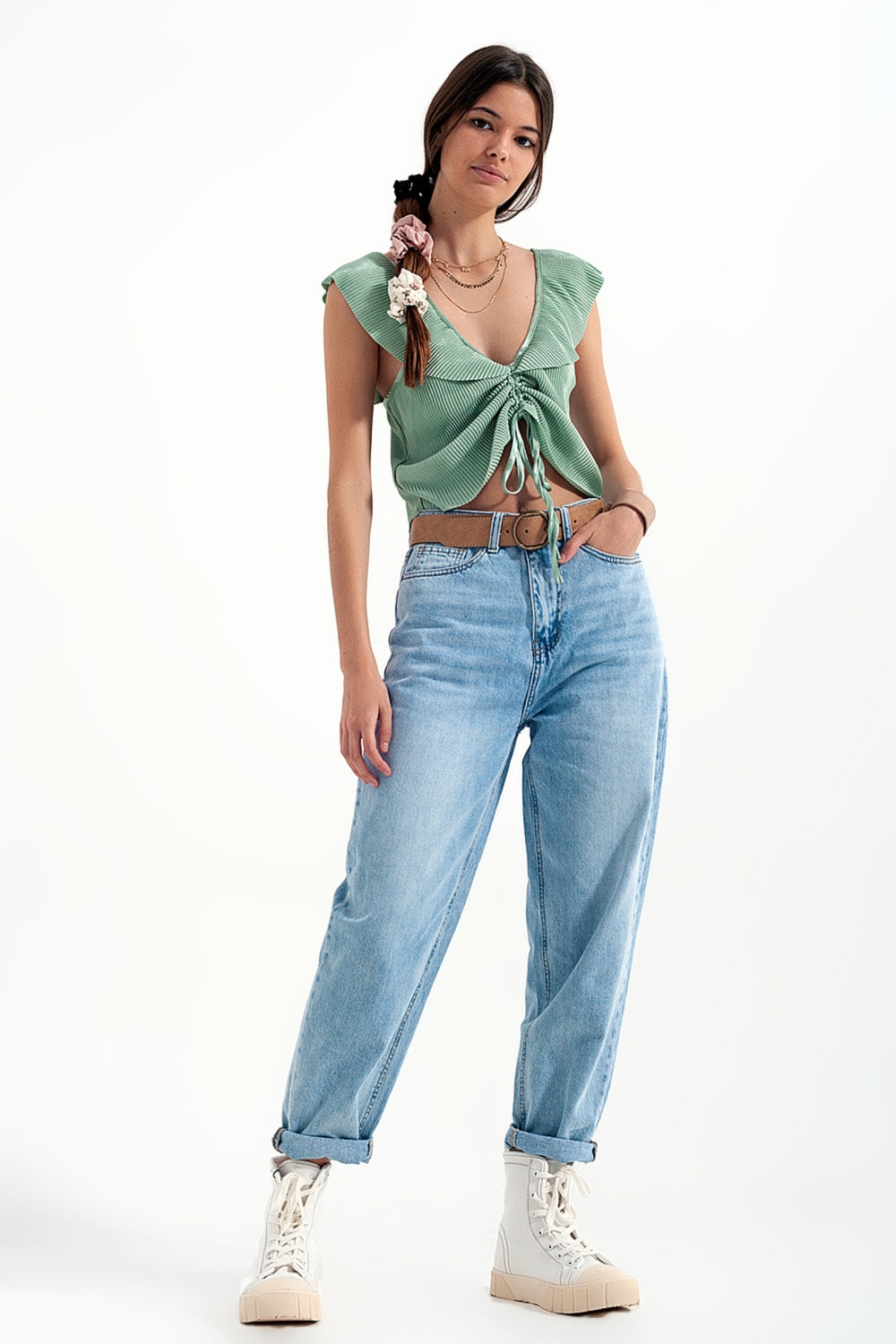 Top curto em ruffled verde com mangas volumosas atadas à frente