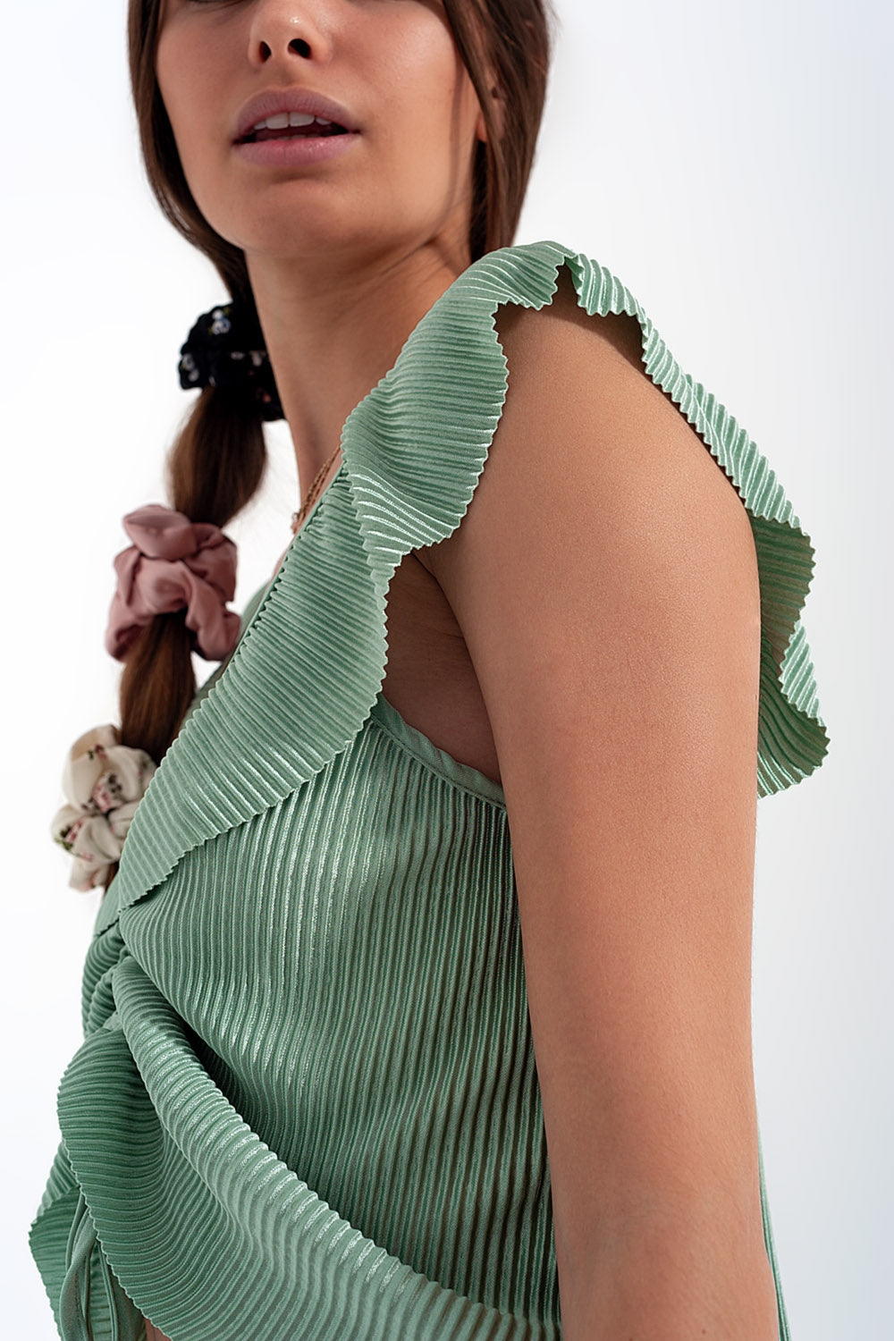 Top curto em ruffled verde com mangas volumosas atadas à frente
