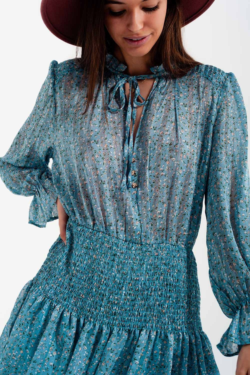 Vestido curto turquesa com saia franzida e detalhe de abertura da lágrima
