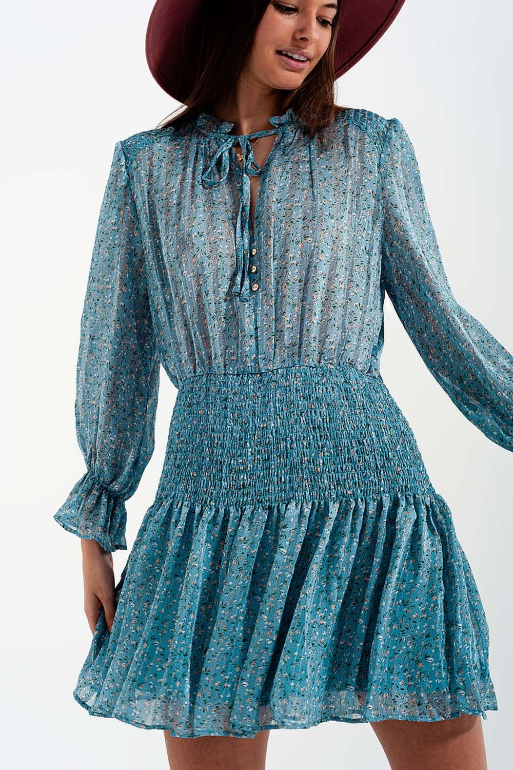 Vestido curto turquesa com saia franzida e detalhe de abertura da lágrima