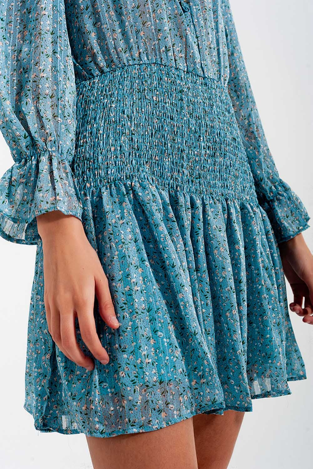 Vestido curto turquesa com saia franzida e detalhe de abertura da lágrima