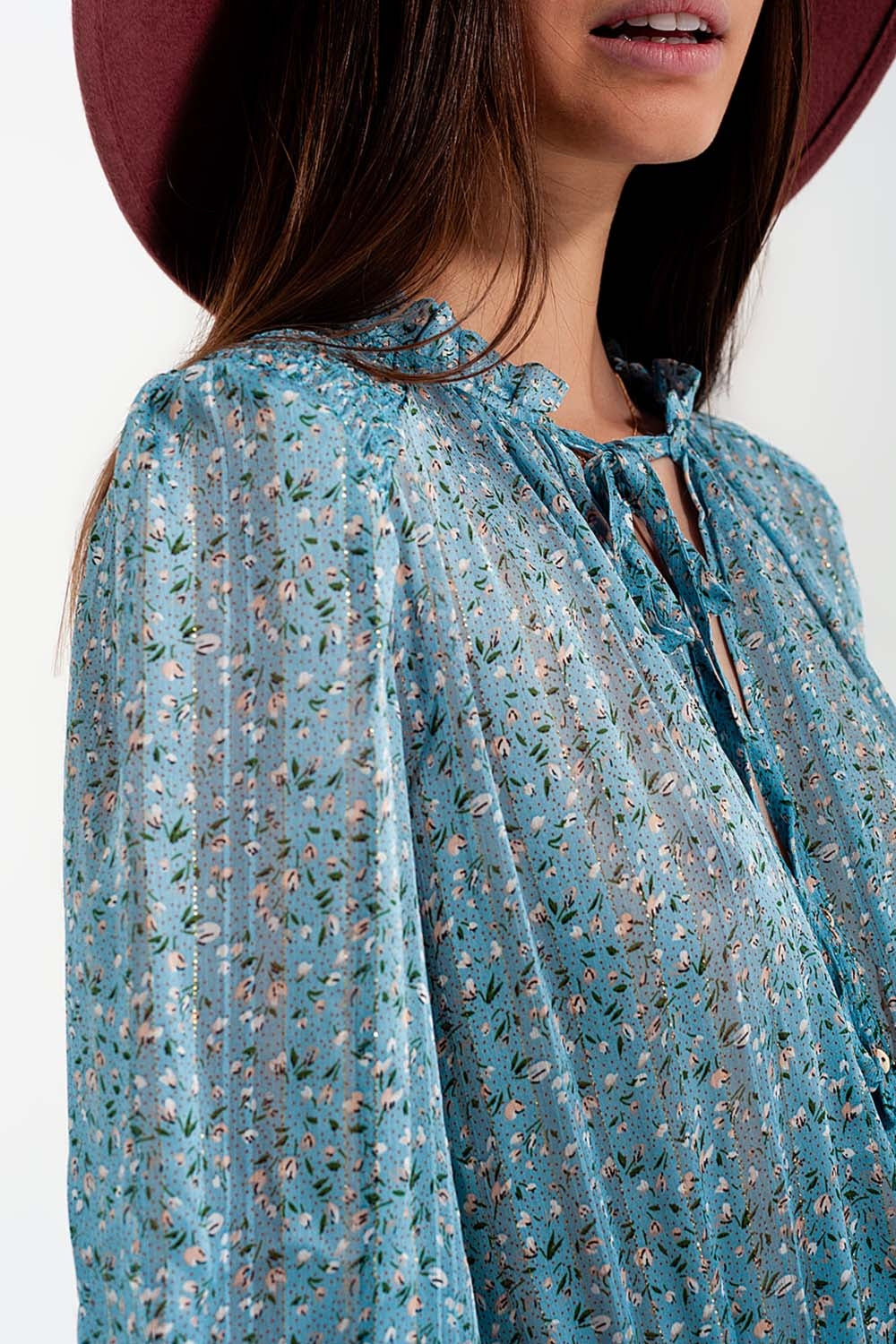 Vestido curto turquesa com saia franzida e detalhe de abertura da lágrima