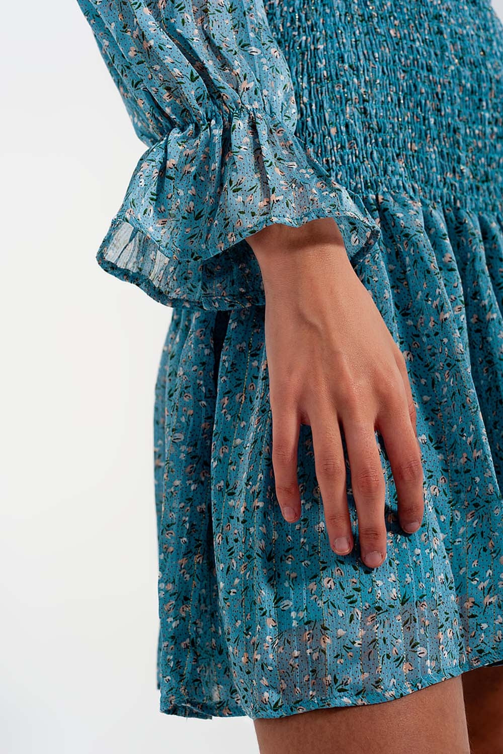 Vestido curto turquesa com saia franzida e detalhe de abertura da lágrima