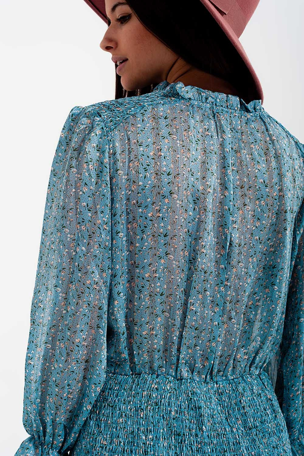 Vestido curto turquesa com saia franzida e detalhe de abertura da lágrima