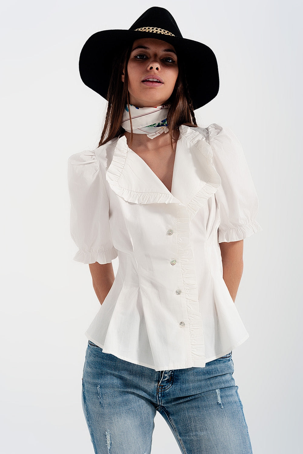 Blusa branca com detalhe de rufos e desenho cruzado de popelina