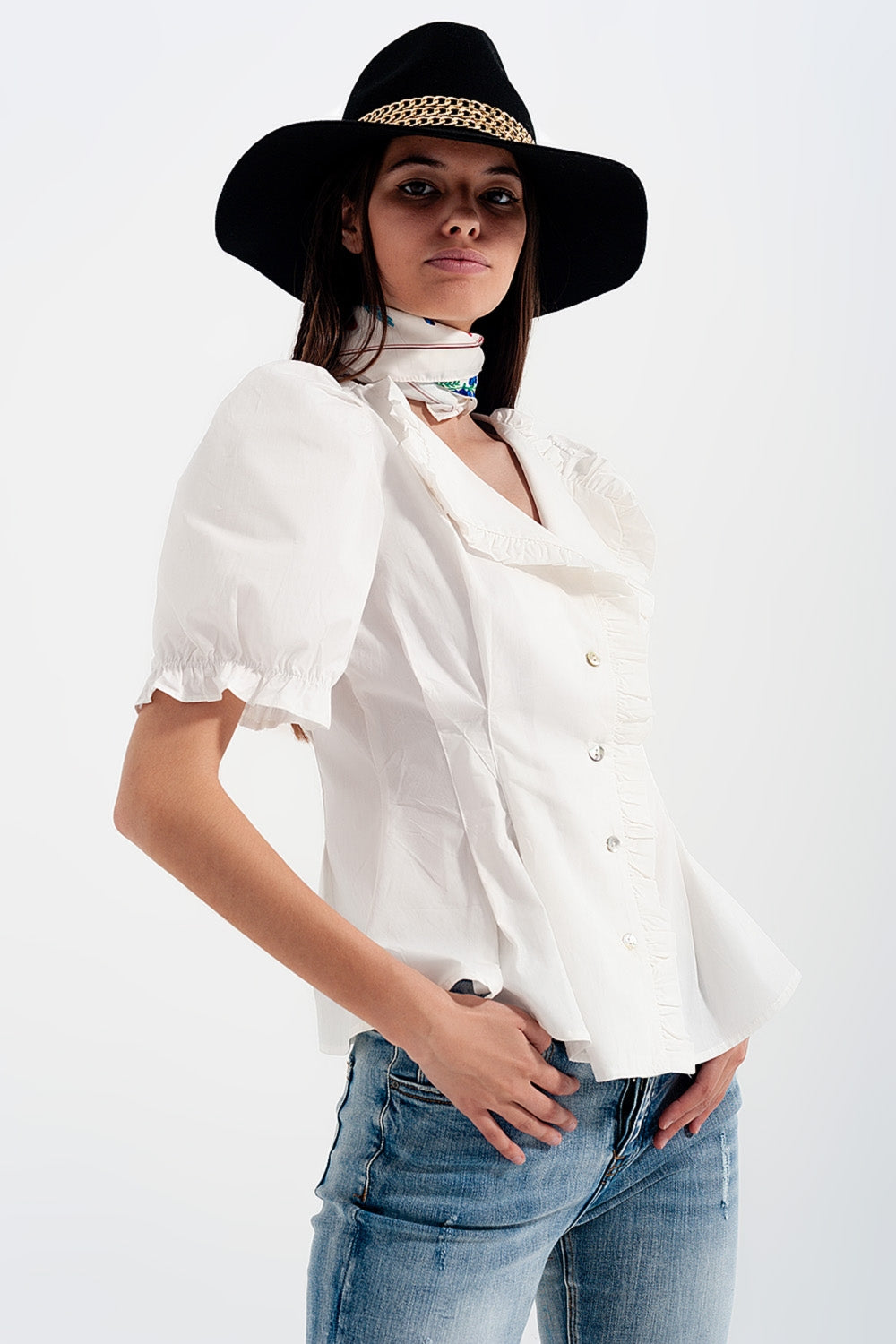 Blusa branca com detalhe de rufos e desenho cruzado de popelina
