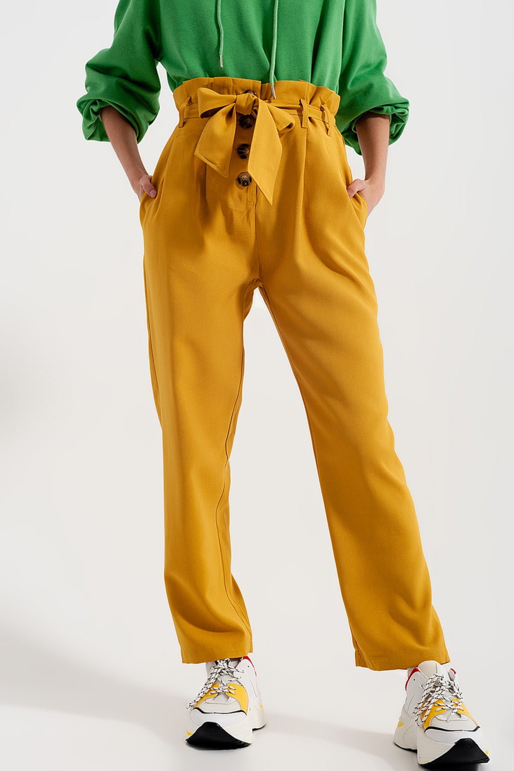 Calças de cintura alta com cinto amarelo