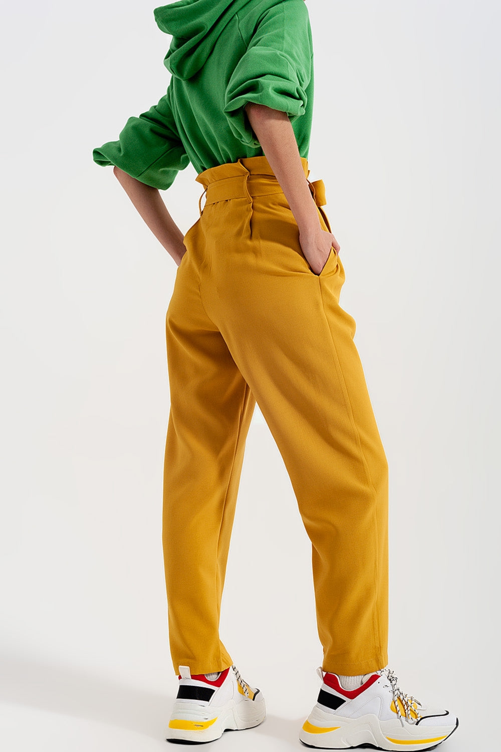 Calças de cintura alta com cinto amarelo
