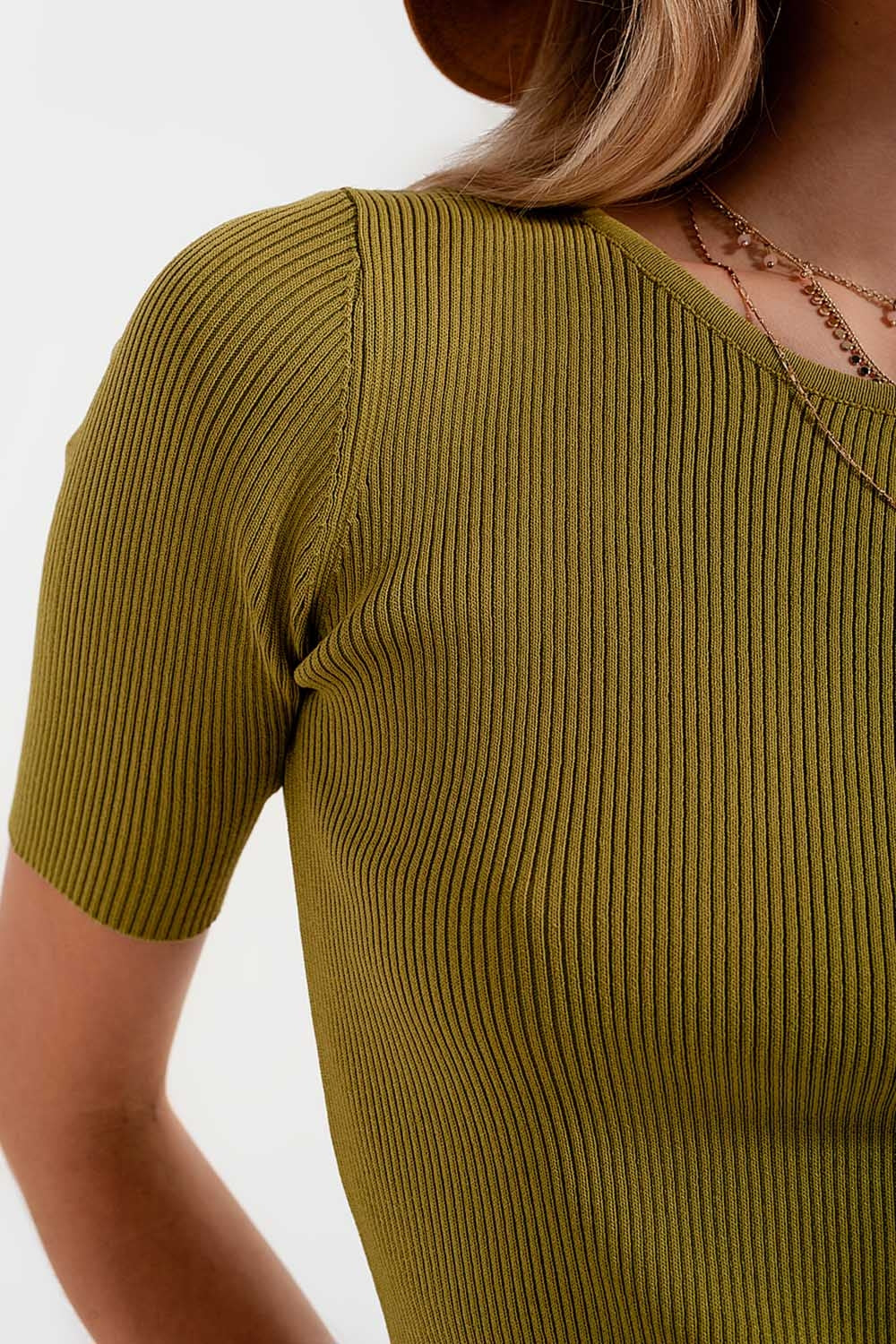 Camisola verde trabalhada com nó nas costas