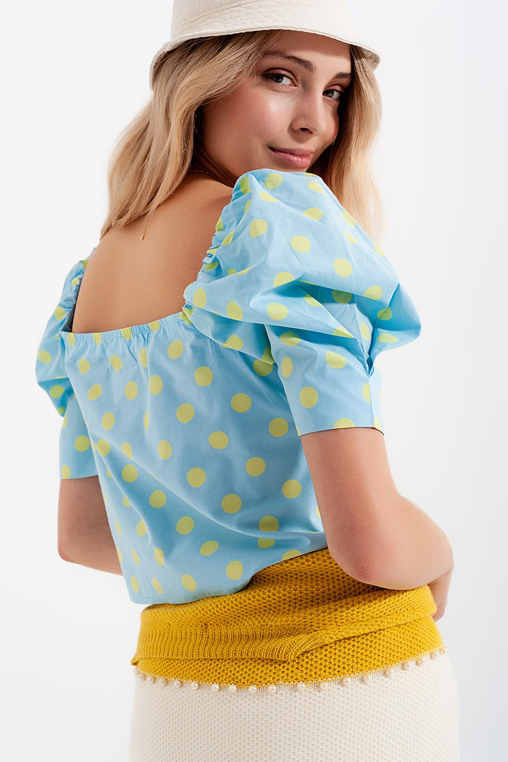 Polka dot top com mangas bufantes e decote quadrado azul e verde