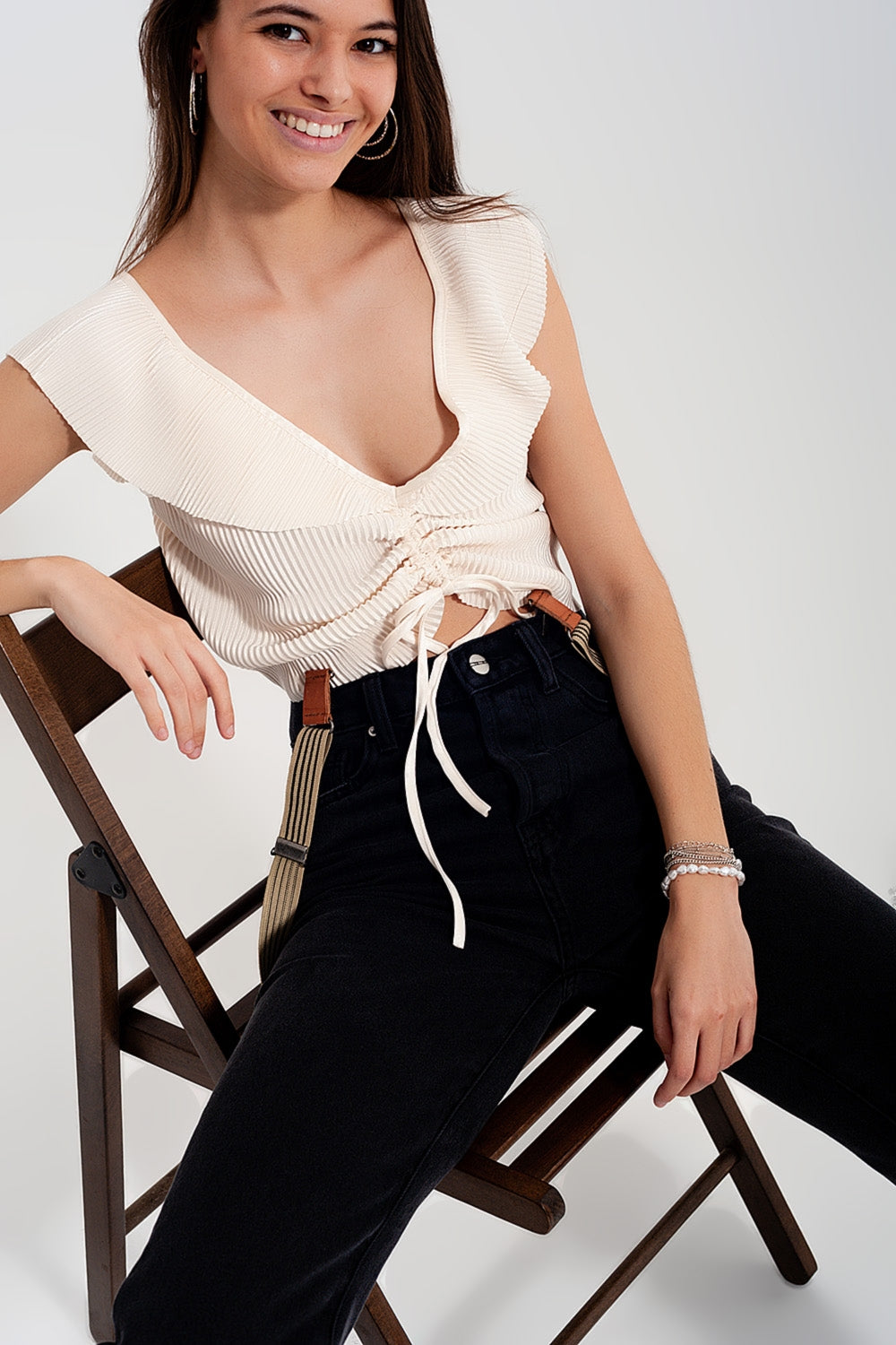 Top curto em ruffled creme com mangas volumosas atadas à frente