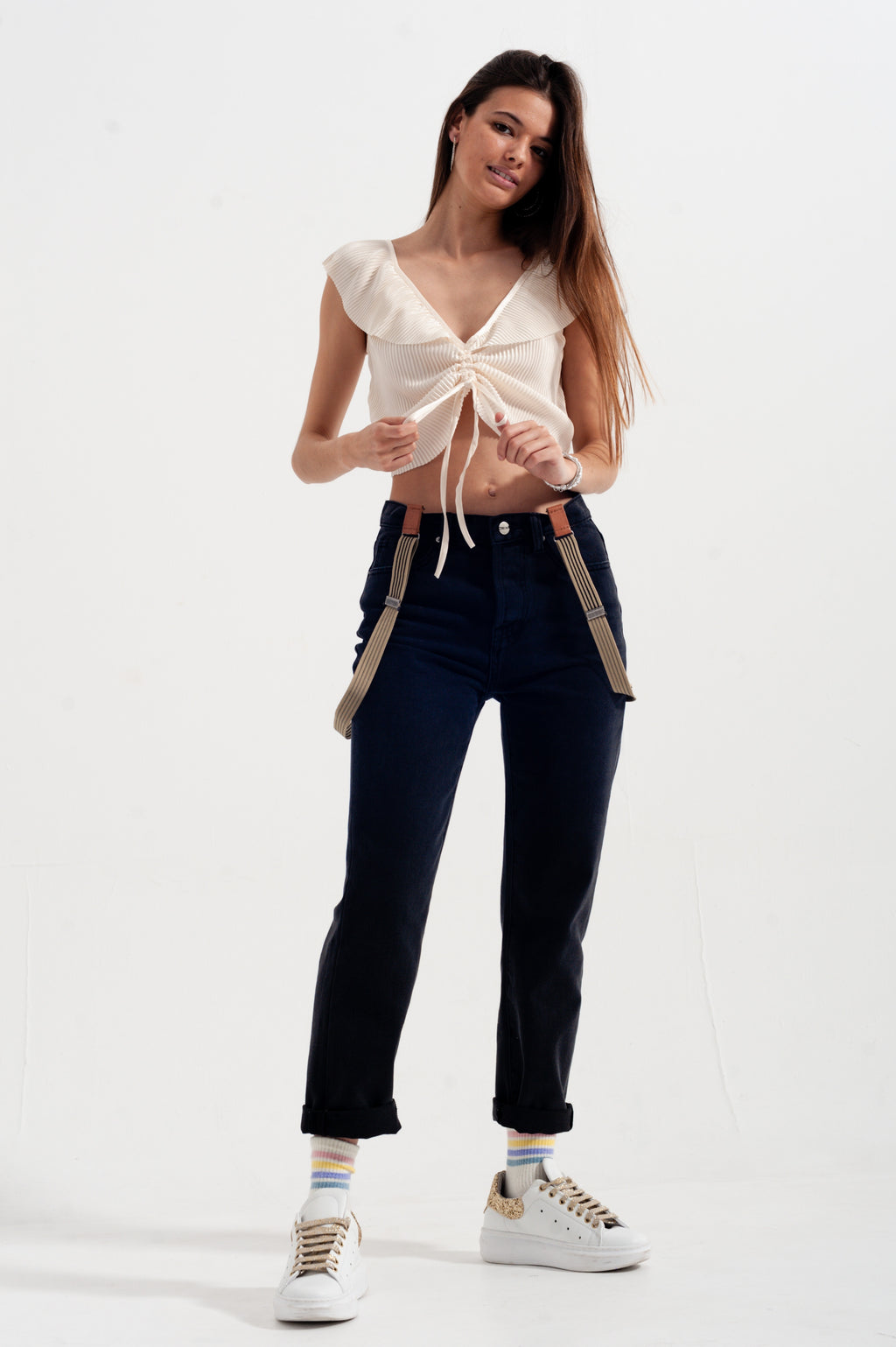 Top curto em ruffled creme com mangas volumosas atadas à frente