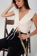 Top curto em ruffled creme com mangas volumosas atadas à frente