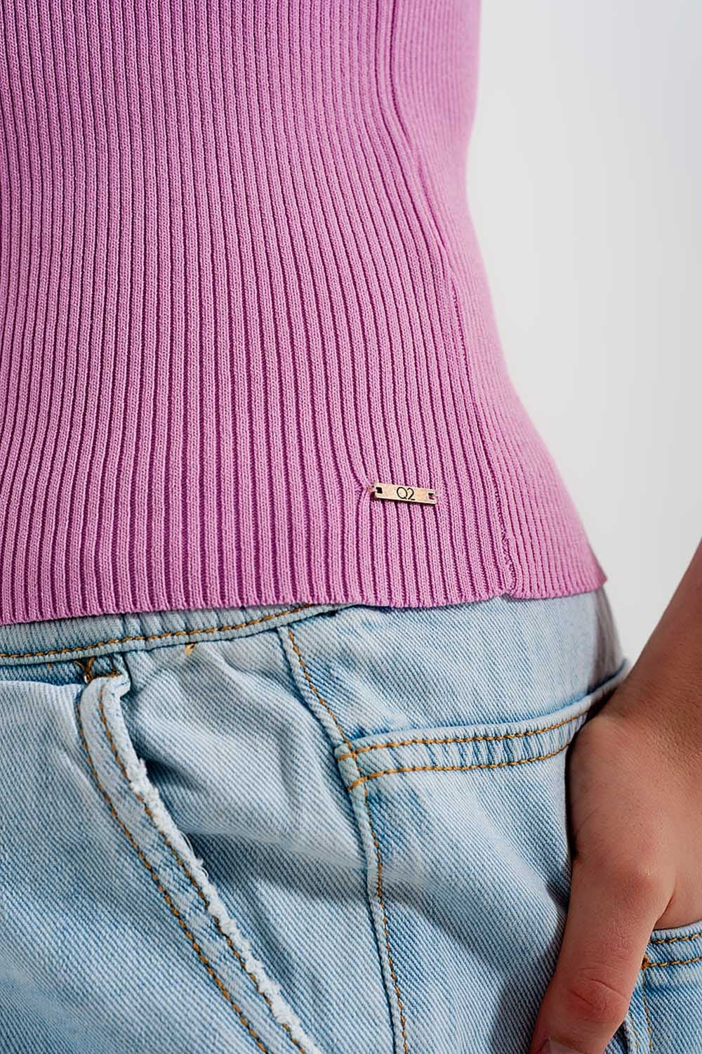 Camisola rosa trabalhada com nó nas costas
