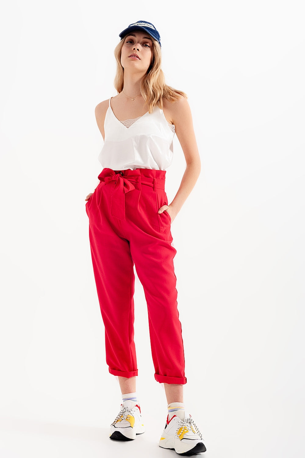 Calças de cintura alta com cinto vermelho