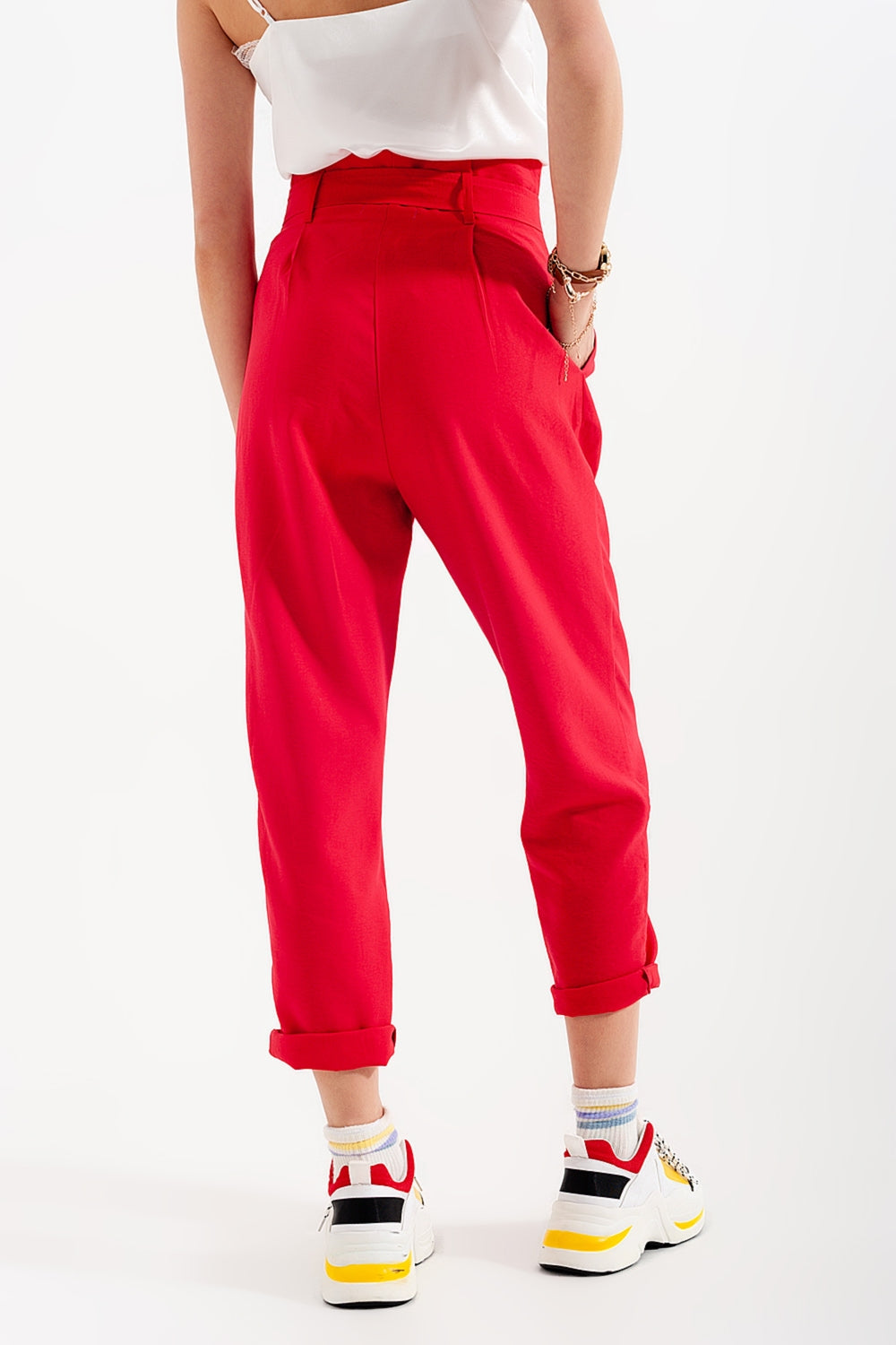 Calças de cintura alta com cinto vermelho